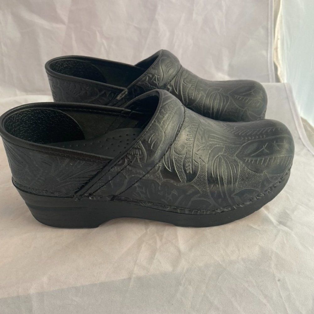 Dansko Clogs Black w/ Pattern - Sz 37 - Picture 5 of 10